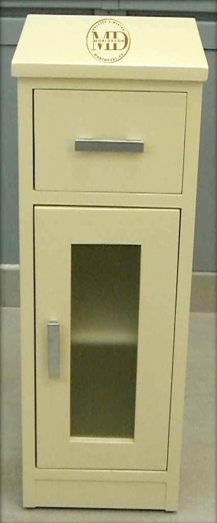 Mesilla de noche con un cajón, dos vanos y puerta con cristal.