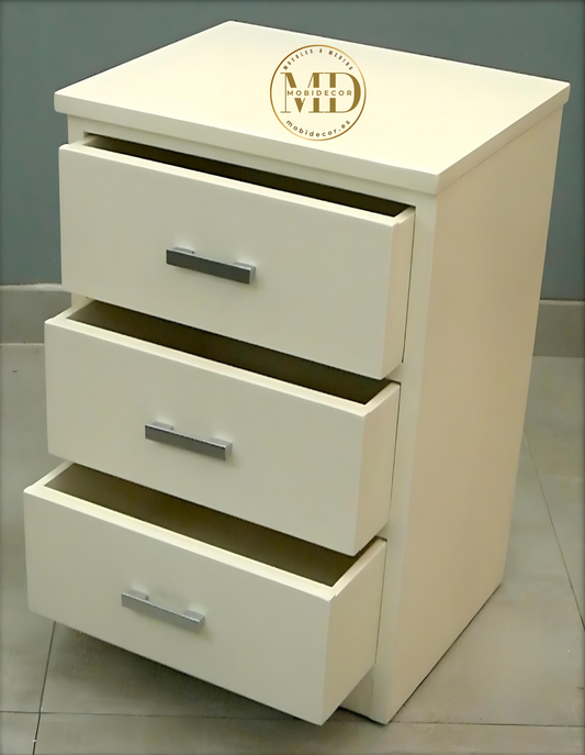 Mesilla de noche tres cajones con tirador.