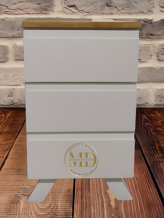 Mesilla de noche de madera con tres cajones y carriles.