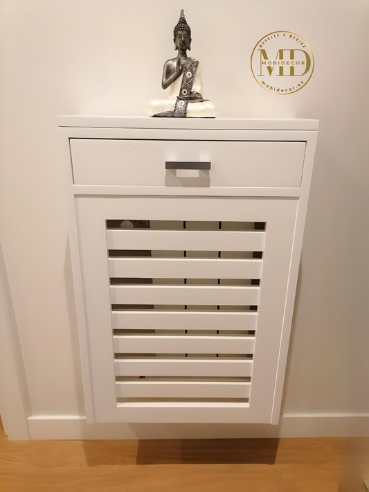 Cubreradiador de madera diseñado calado con LAMAS horizontales, con cajón. Para colgar.