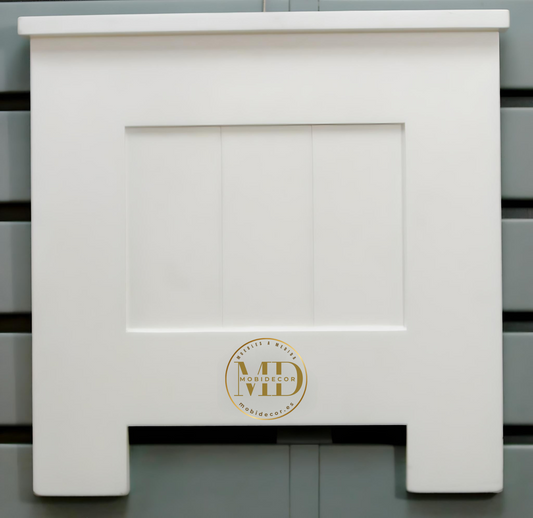 Cabecero de madera, diseñado a rayas con cornisa.