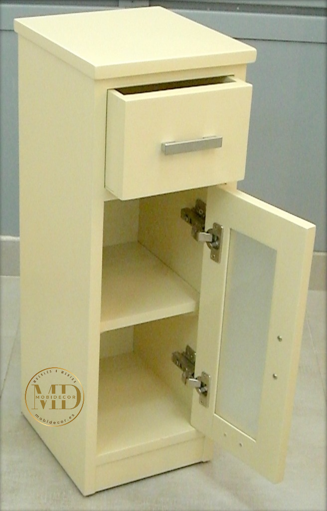 Mesilla de noche con un cajón, dos vanos y puerta con cristal.