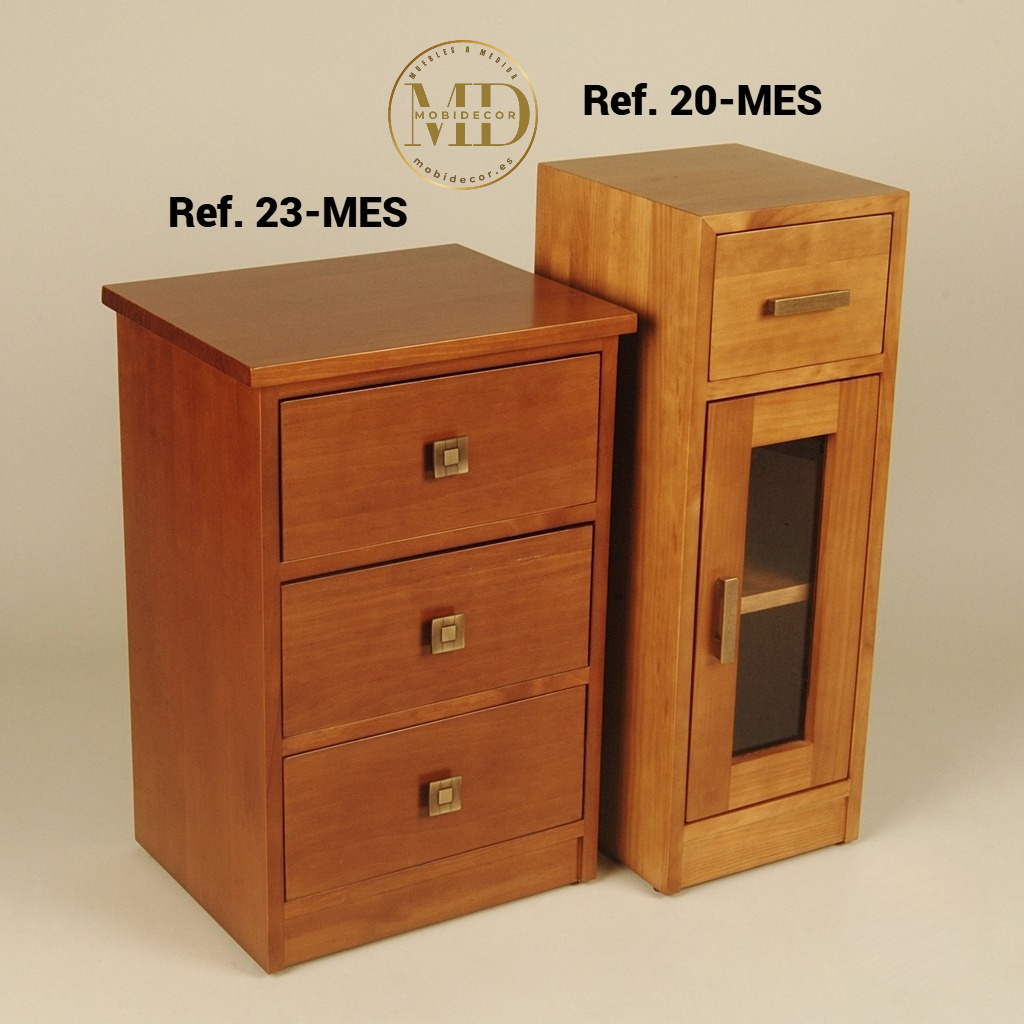 Mesilla de noche con un cajón, dos vanos y puerta con cristal.