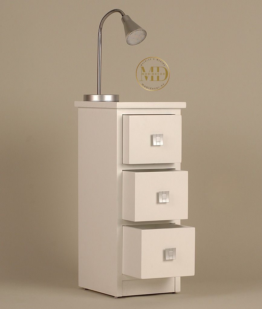 Mesilla de noche de madera con tres cajones y tiradores metálicos.