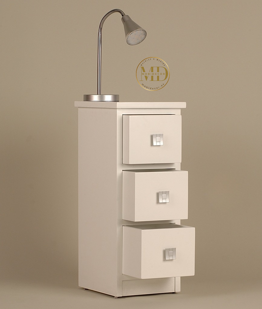 Mesilla de noche de madera con tres cajones y tiradores metálicos.