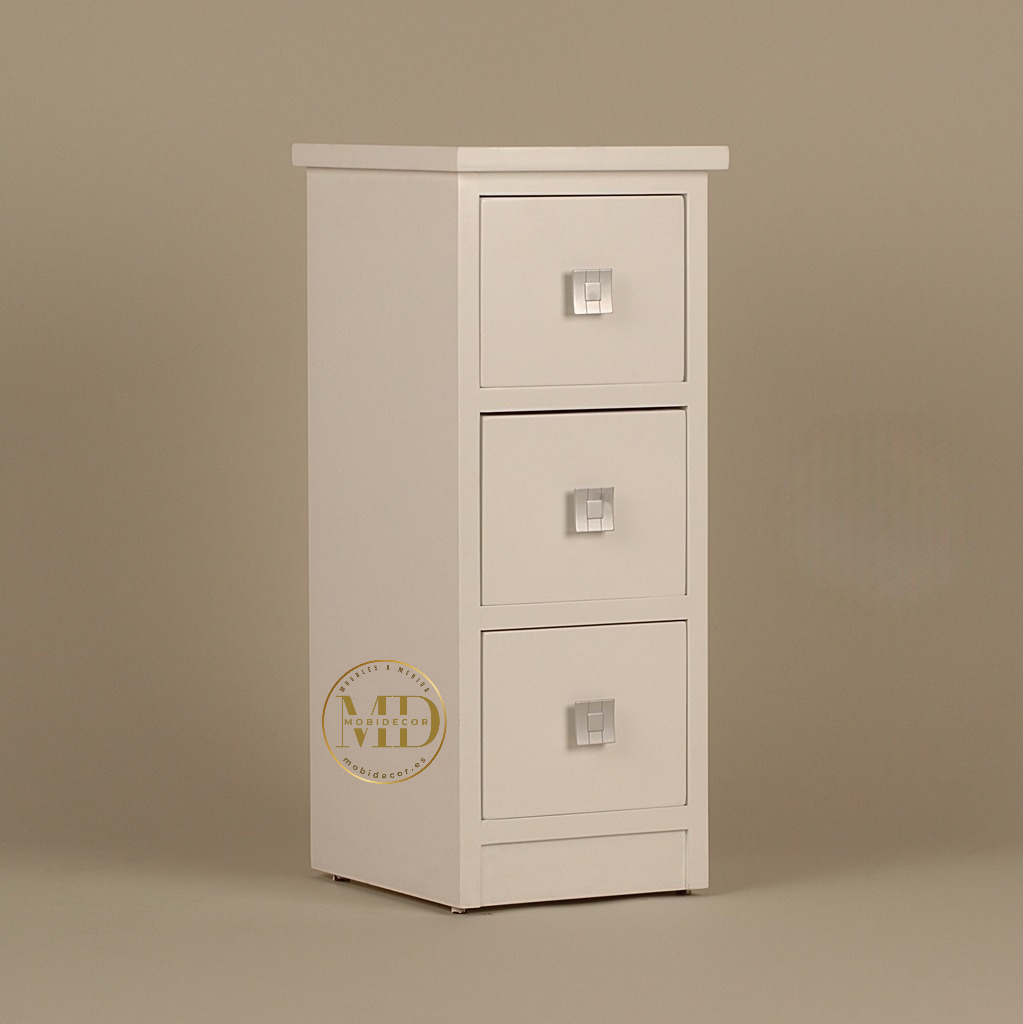 Mesilla de noche de madera con tres cajones y tiradores metálicos.