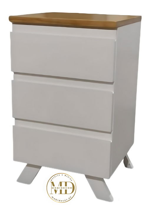 Mesilla de noche de madera con tres cajones y carriles.