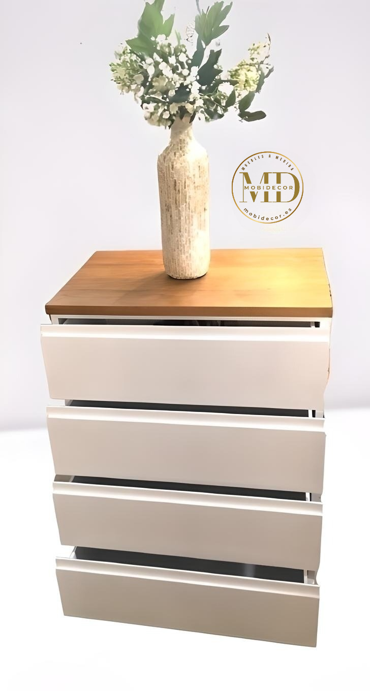 Cómoda con cuatro cajones y carriles.