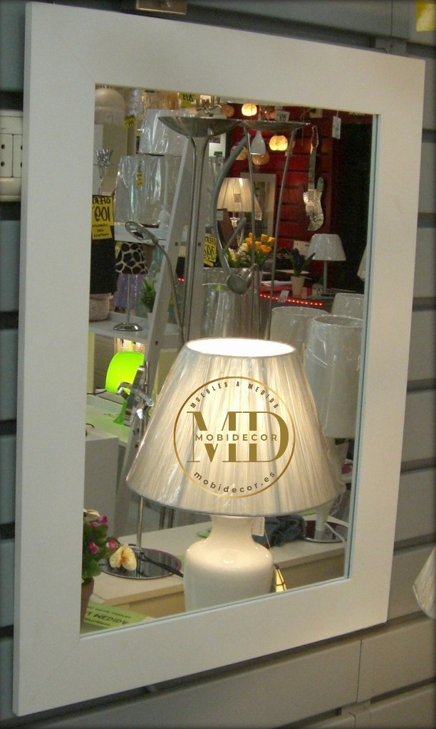 Espejo rectangular con marco de madera, acabado lacado o barnizado.