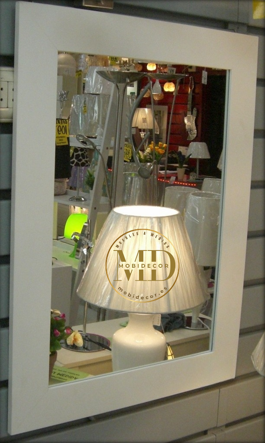 Espejo rectangular con marco de madera, acabado lacado o barnizado.