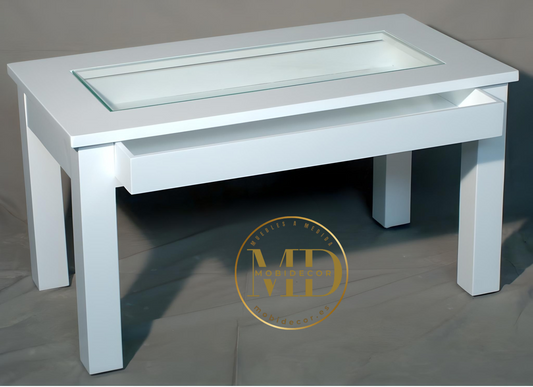Mesa sencilla de centro, con tapa de cristal.