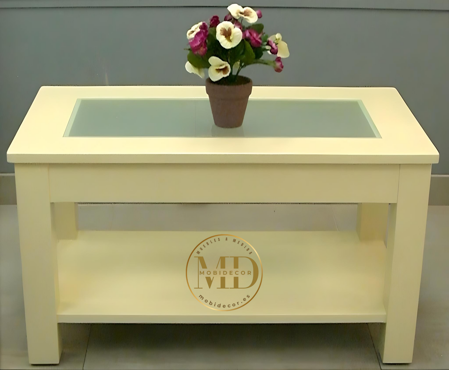 Mesa sencilla de centro, con revistero y tapa de cristal.