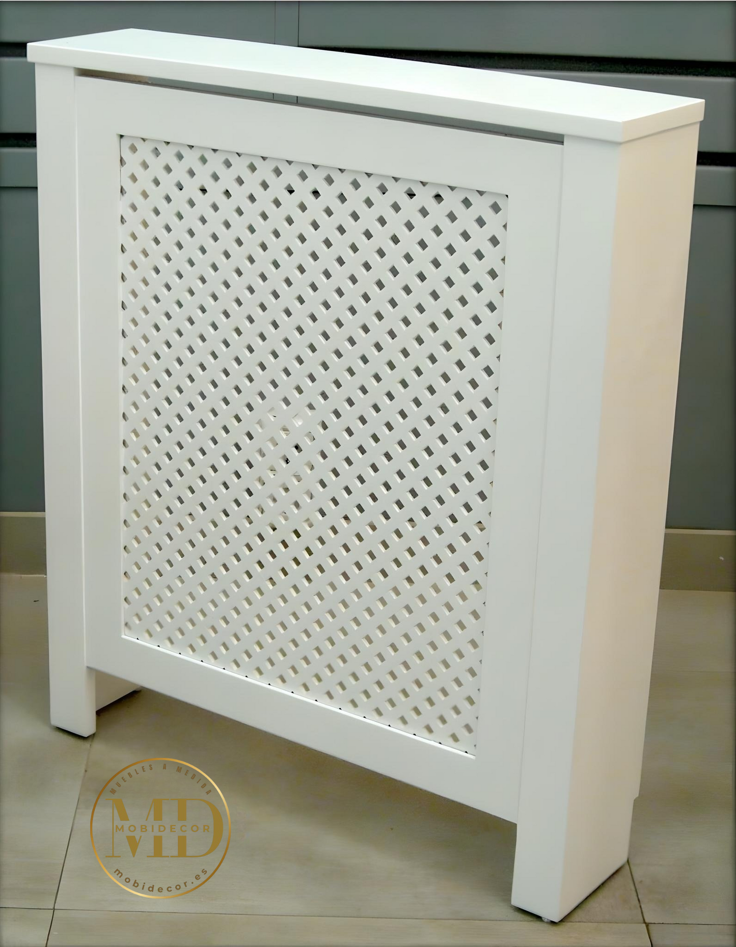 Cubreradiador de madera diseñado con celosía o a rayas horizontales.