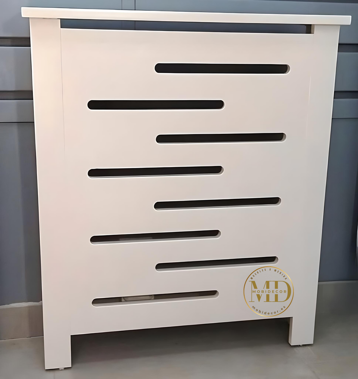 Cubreradiador de madera diseñado con celosía o a rayas horizontales.