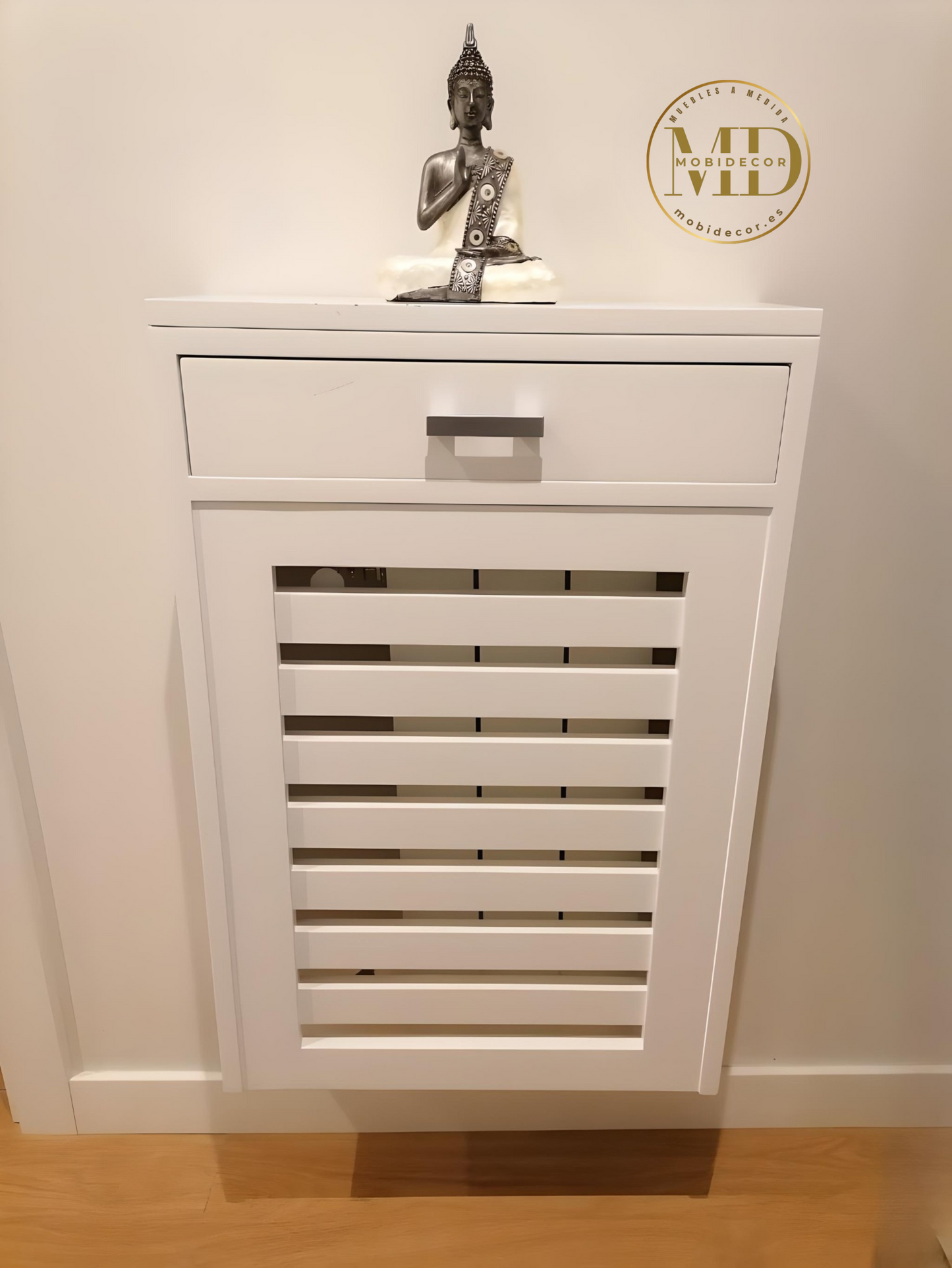 Cubreradiador de madera diseñado calado con rayas horizontales, con cajón. Para colgar.