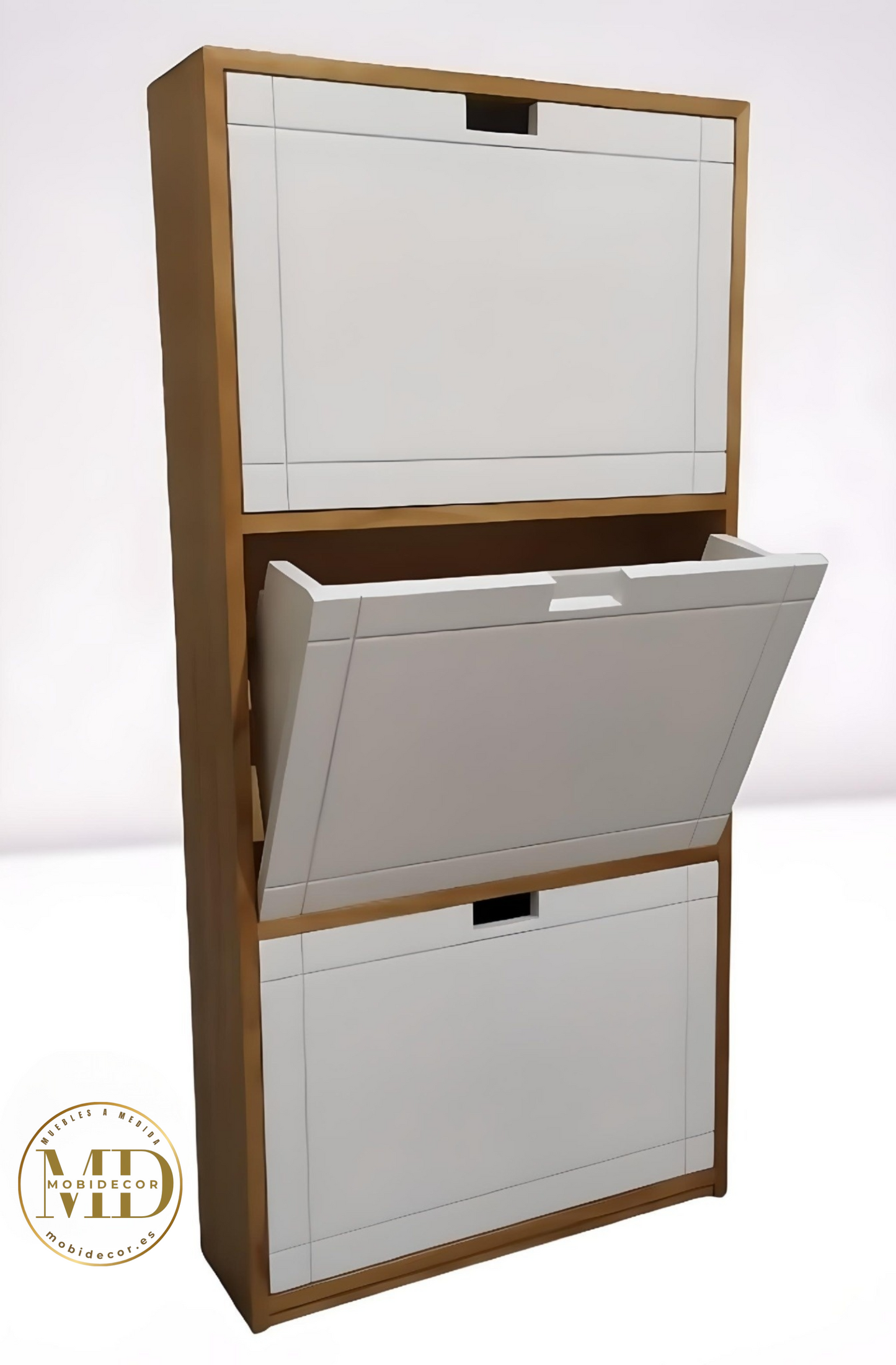 Mueble zapatero de madera con tres portones para calzado.