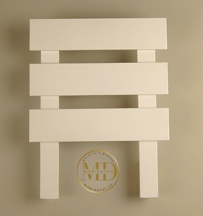 Cabecero de madera, diseño calado en lamas horizontales.