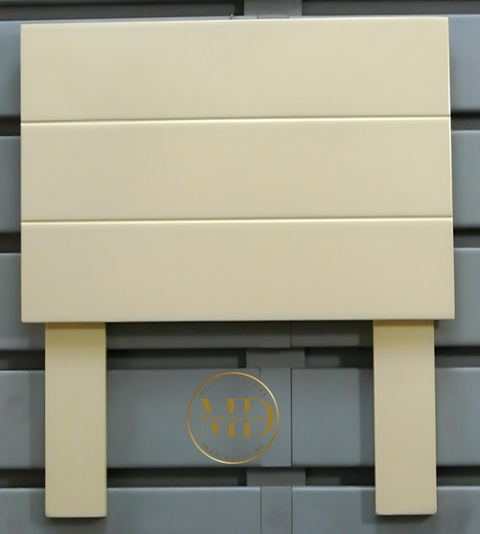 Cabecero de madera, diseñado a rayas horizontales.