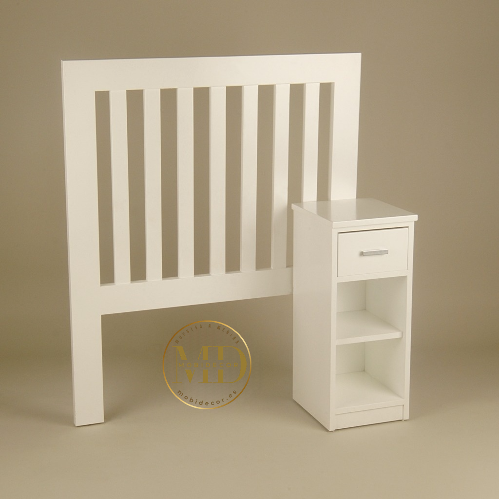 Cabecero de madera, diseño calado con lamas verticales.
