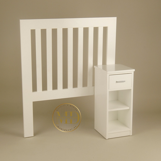 Cabecero de madera, diseño calado con lamas verticales.