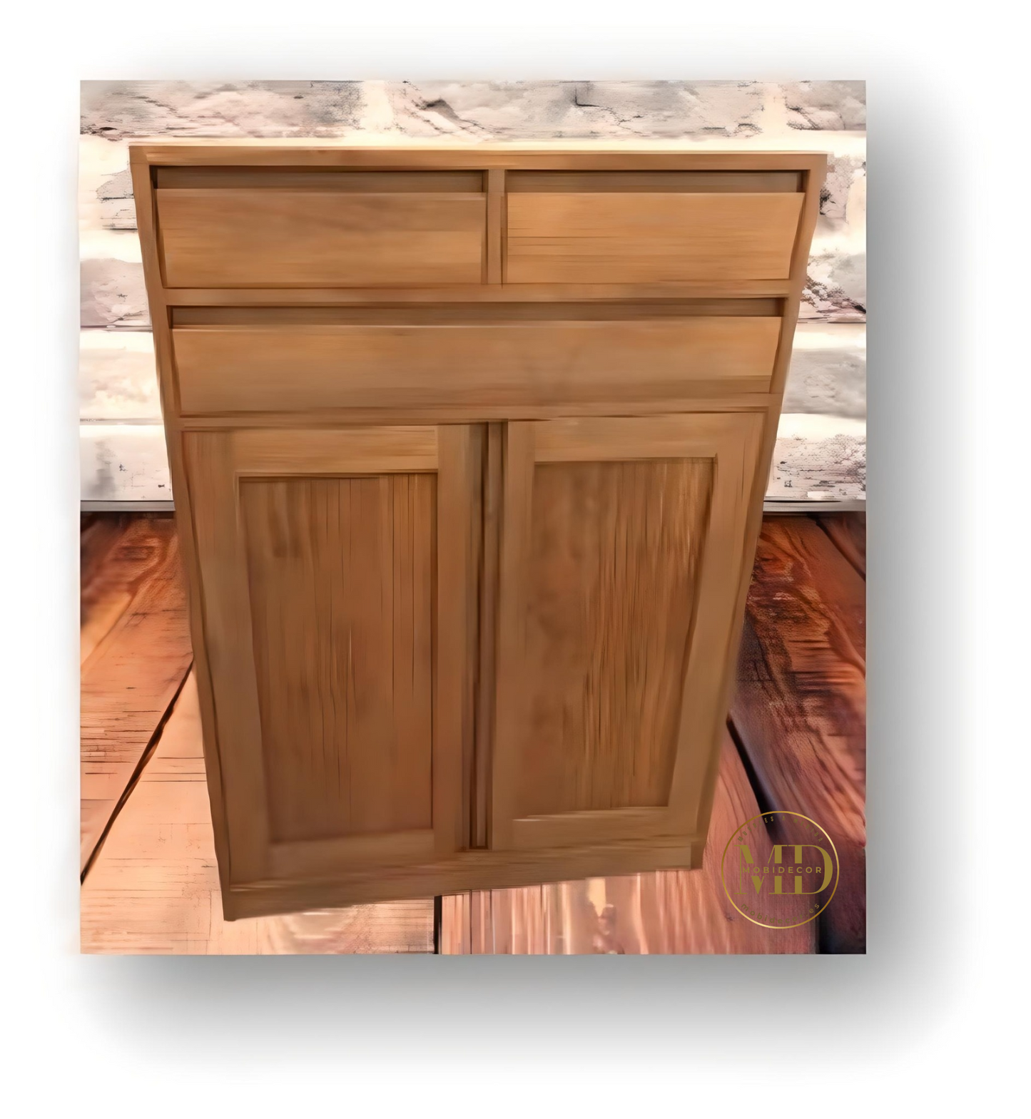 Mueble Recibidor de madera, con tres cajones superiores y dos puertas a rayas.