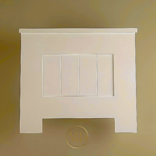 Cabecero de madera, diseñado a rayas con cornisa.